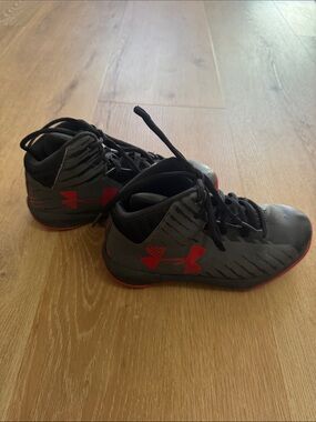 Under Armour red and black boys basketball shoes. Size 1Y.